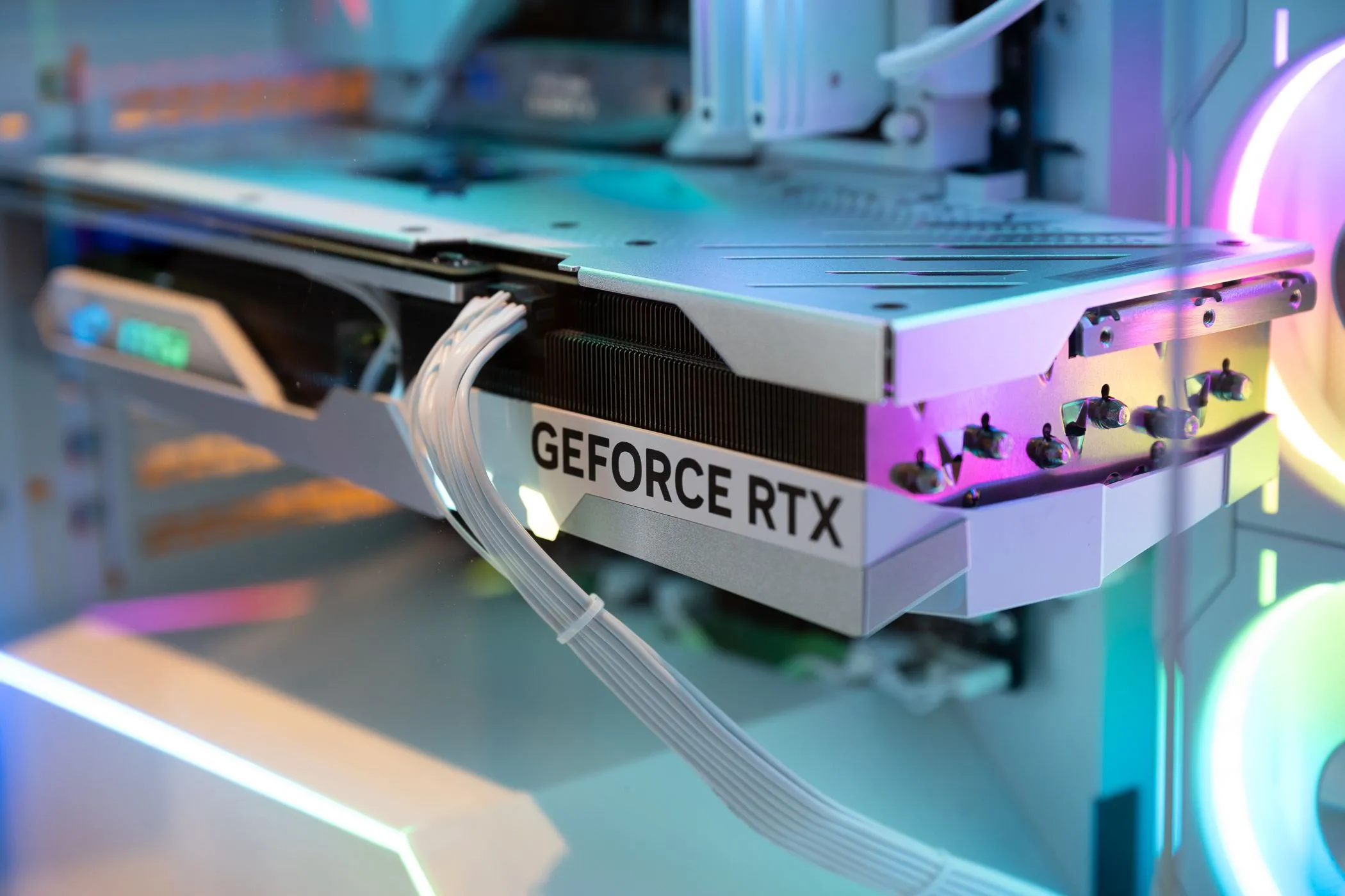 Thẻ đồ họa NVIDIA GeForce RTX mạnh mẽ bên trong thùng máy tính chơi game, minh họa sức mạnh cần thiết cho việc hỗ trợ nhiều màn hình độ phân giải cao và tần số quét lớn.