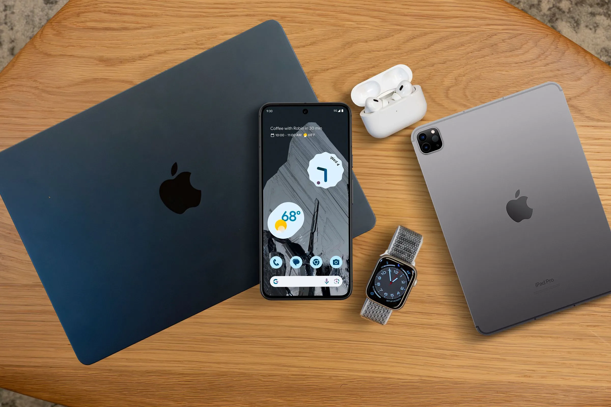 Thiết bị Apple như MacBook, iPad, Apple Watch và iPhone kết hợp cùng điện thoại Android, minh họa khả năng tương thích linh hoạt của Powerbeats Pro 2 với cả hai hệ điều hành.