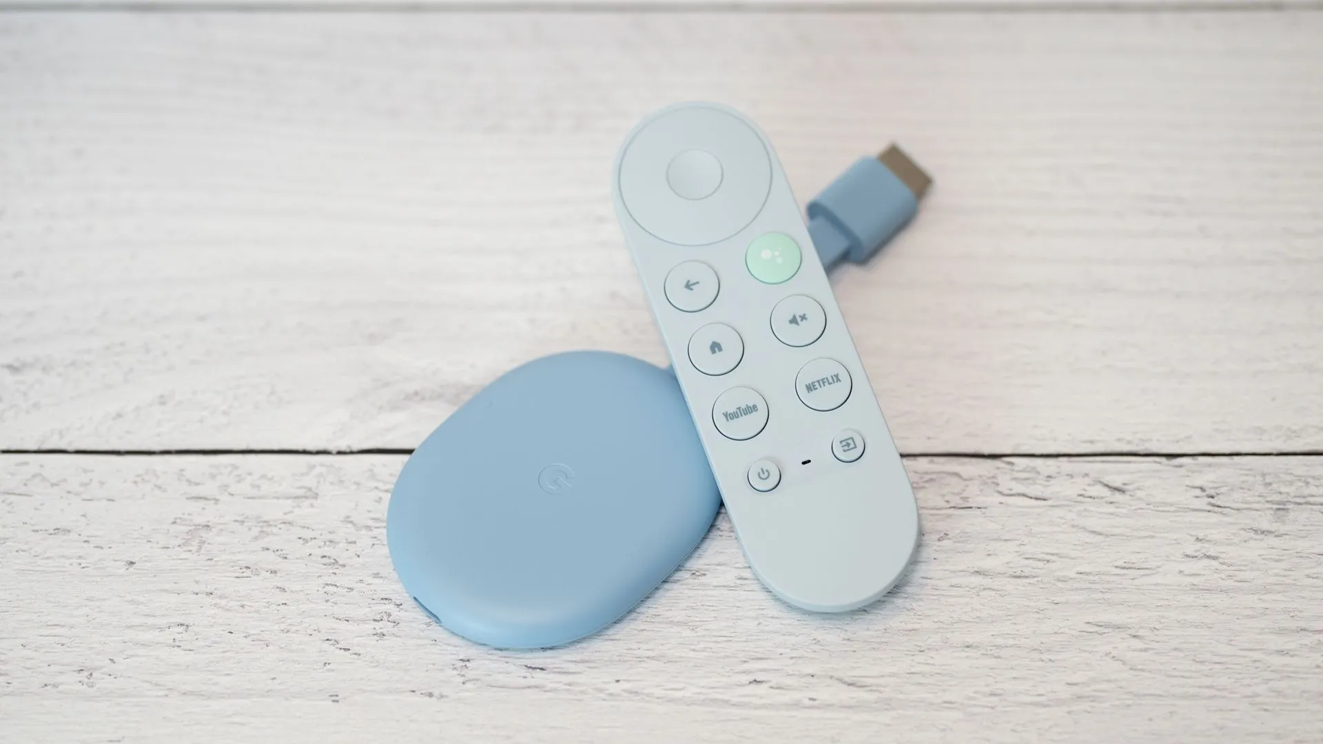 Thiết bị Google Chromecast với Google TV màu trắng, vẫn được Google duy trì phát triển bất chấp tin đồn ngừng sản xuất.