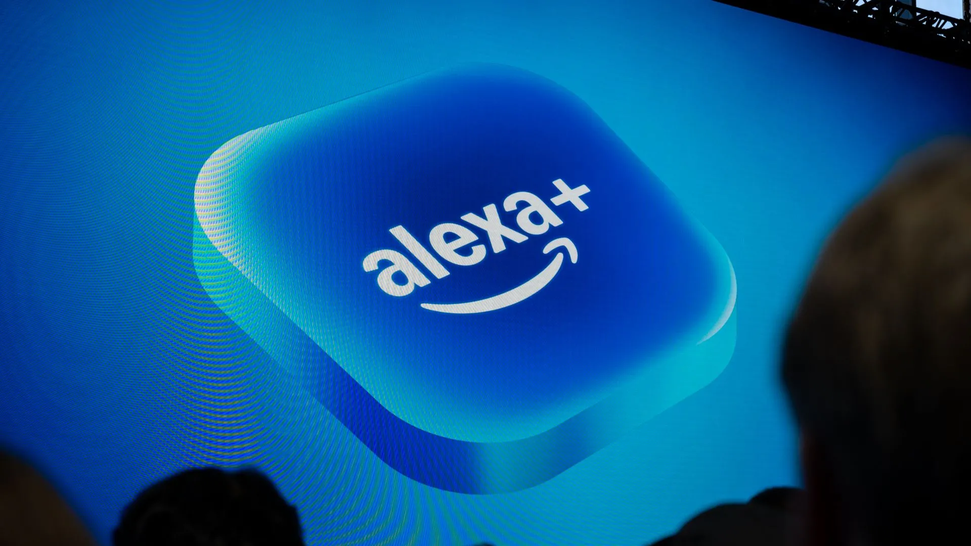 Thiết bị loa thông minh Amazon Echo với vòng đèn LED sáng, liên quan đến việc trì hoãn một số tính năng của Alexa+ mới.