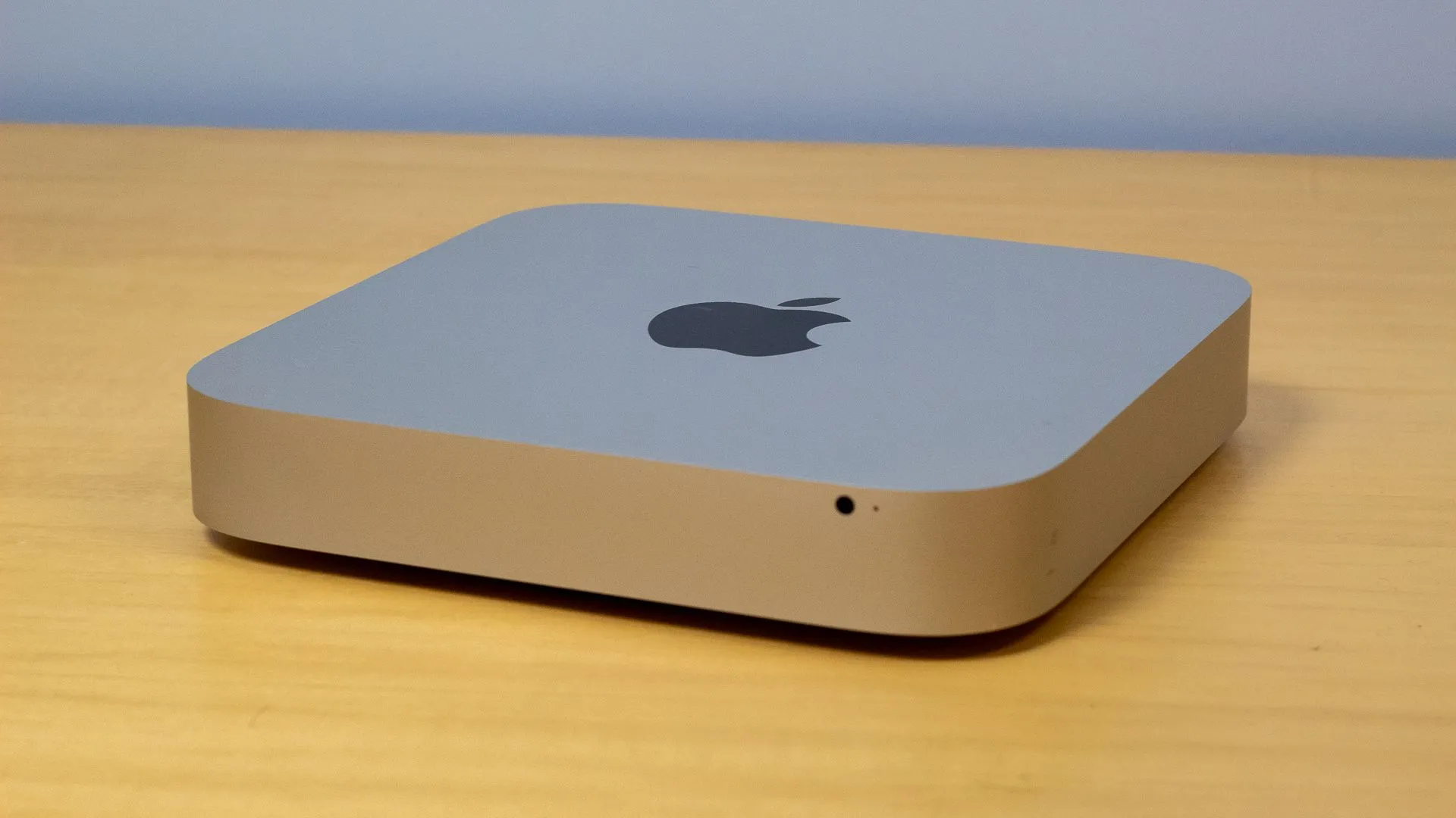 Thiết bị Mac Mini nhỏ gọn đặt trên bàn làm việc, minh họa cho một máy chủ media tại gia lý tưởng có khả năng xử lý chuyển mã phần cứng hiệu quả.