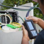 Thiết bị mạng hoặc máy chủ internet, biểu trưng cho khả năng giám sát của nhà cung cấp dịch vụ internet (ISP) đối với hoạt động duyệt web ẩn danh của người dùng.
