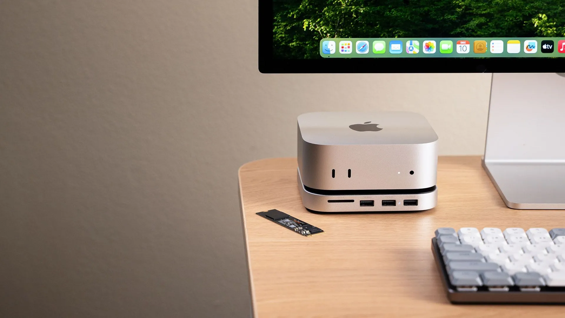 Thiết bị trung tâm (hub) Satechi M4 Mac Mini, được đặt gọn gàng bên dưới một chiếc Mac Mini, cho phép mở rộng cổng kết nối và lưu trữ.