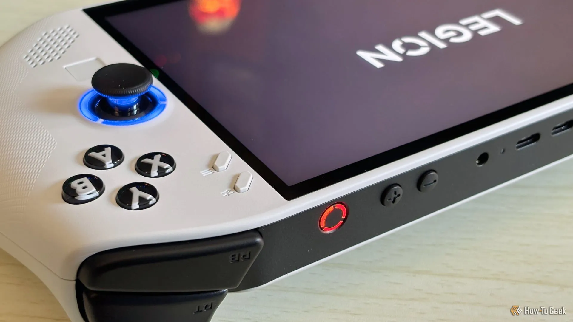 Thiết kế mặt trước máy chơi game Lenovo Legion Go S với các nút bấm được chiếu sáng RGB, thể hiện phong cách gaming hiện đại.
