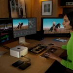 Thiết lập máy tính Apple Mac Studio và màn hình Studio Display cao cấp trên bàn làm việc, thể hiện sức mạnh xử lý của chip M4 Max và M3 Ultra mới.