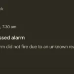 Thông báo lỗi báo thức 'Alarm did not fire due to an unknown reason' trên điện thoại Google Pixel, minh họa sự cố người dùng đang gặp phải.