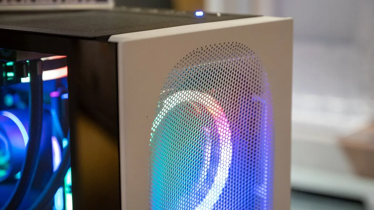 Thùng máy tính chơi game CyberPowerPC Grvty High Airflow Series màu đen với quạt RGB sáng và các lỗ thông gió lớn ở mặt trước, thể hiện tầm quan trọng của luồng khí tối ưu trong hệ thống PC gaming.