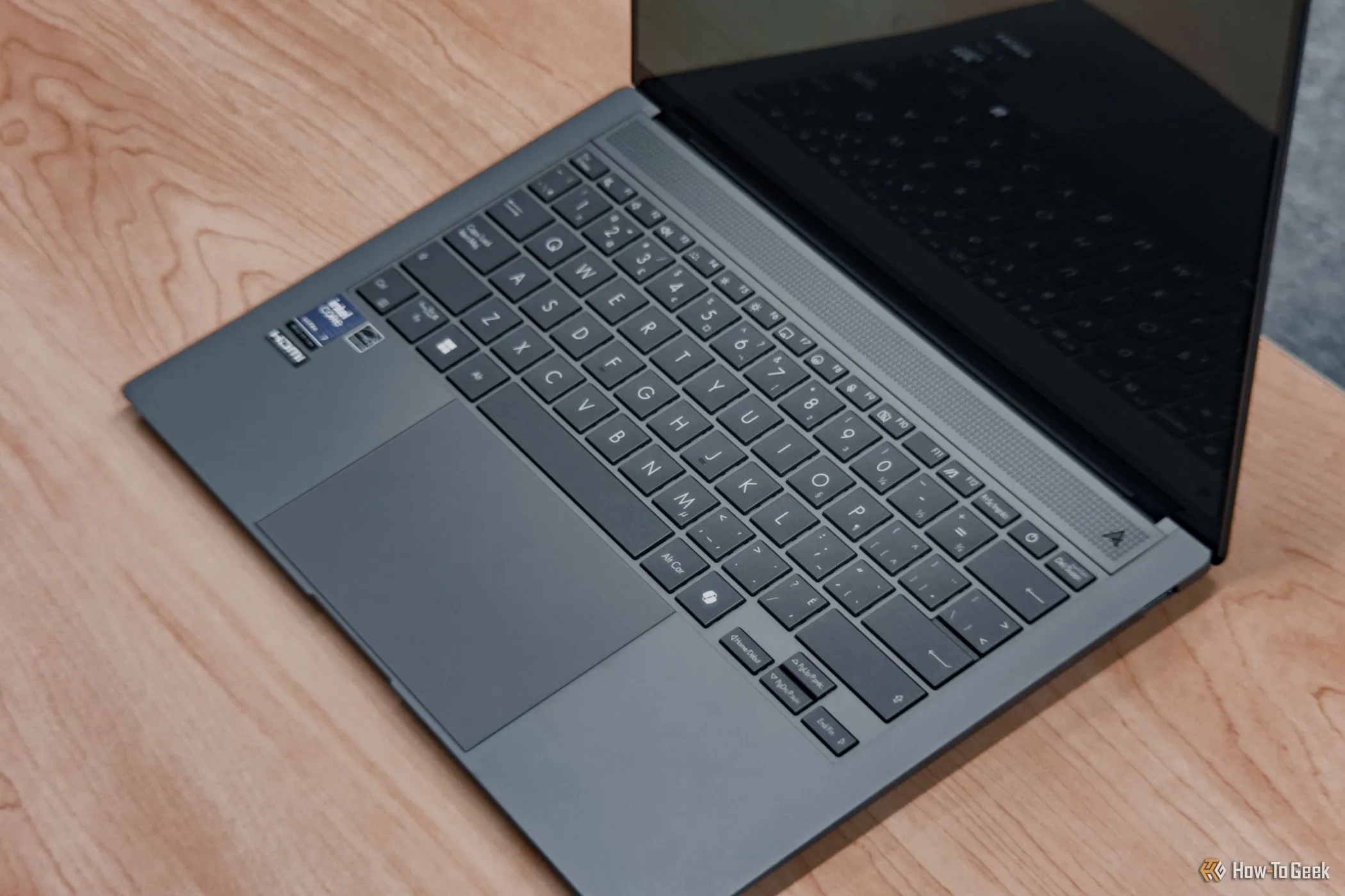 Tổng quan bàn phím và trackpad ASUS Zenbook S 14, với thiết kế chiclet và bề mặt phủ chống bám vân tay, tối ưu trải nghiệm gõ phím và di chuột.
