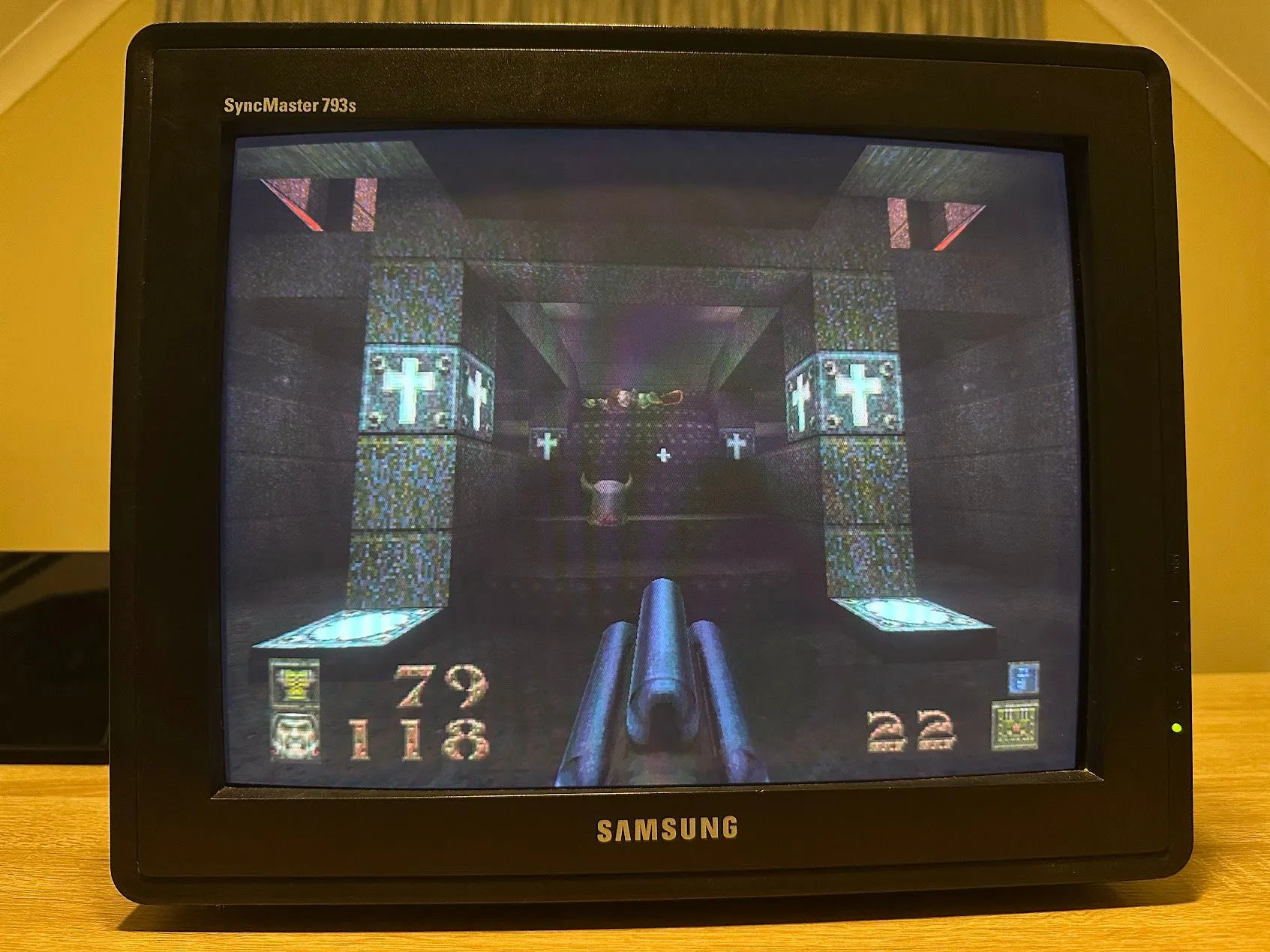 Trò chơi Quake kinh điển đang chạy trên màn hình CRT cũ, gợi nhớ trải nghiệm chơi game thập niên 90.