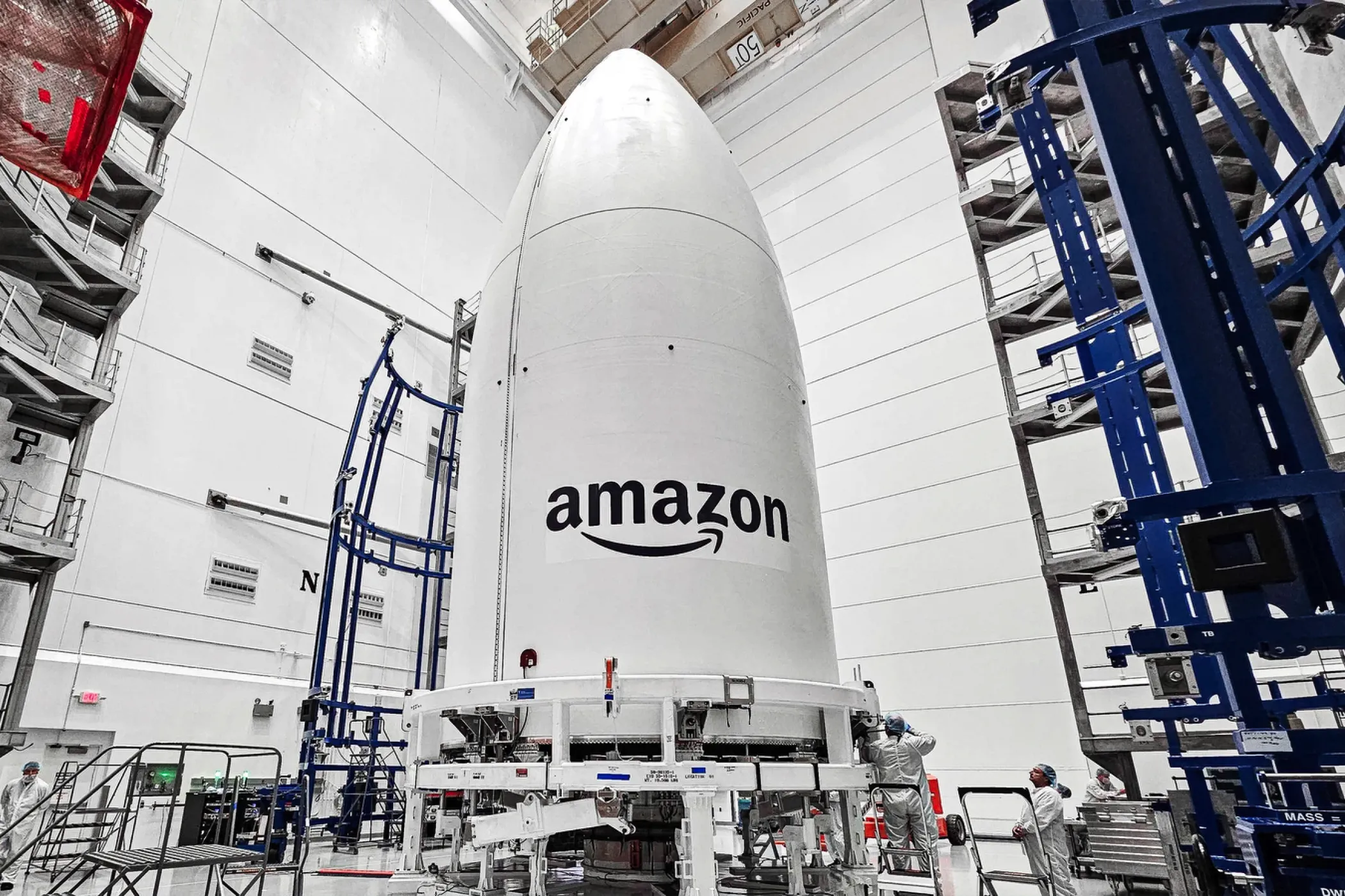 Vệ tinh internet của dự án Amazon Project Kuiper trên quỹ đạo Trái Đất, đánh dấu bước tiến quan trọng trong mạng lưới internet vệ tinh.