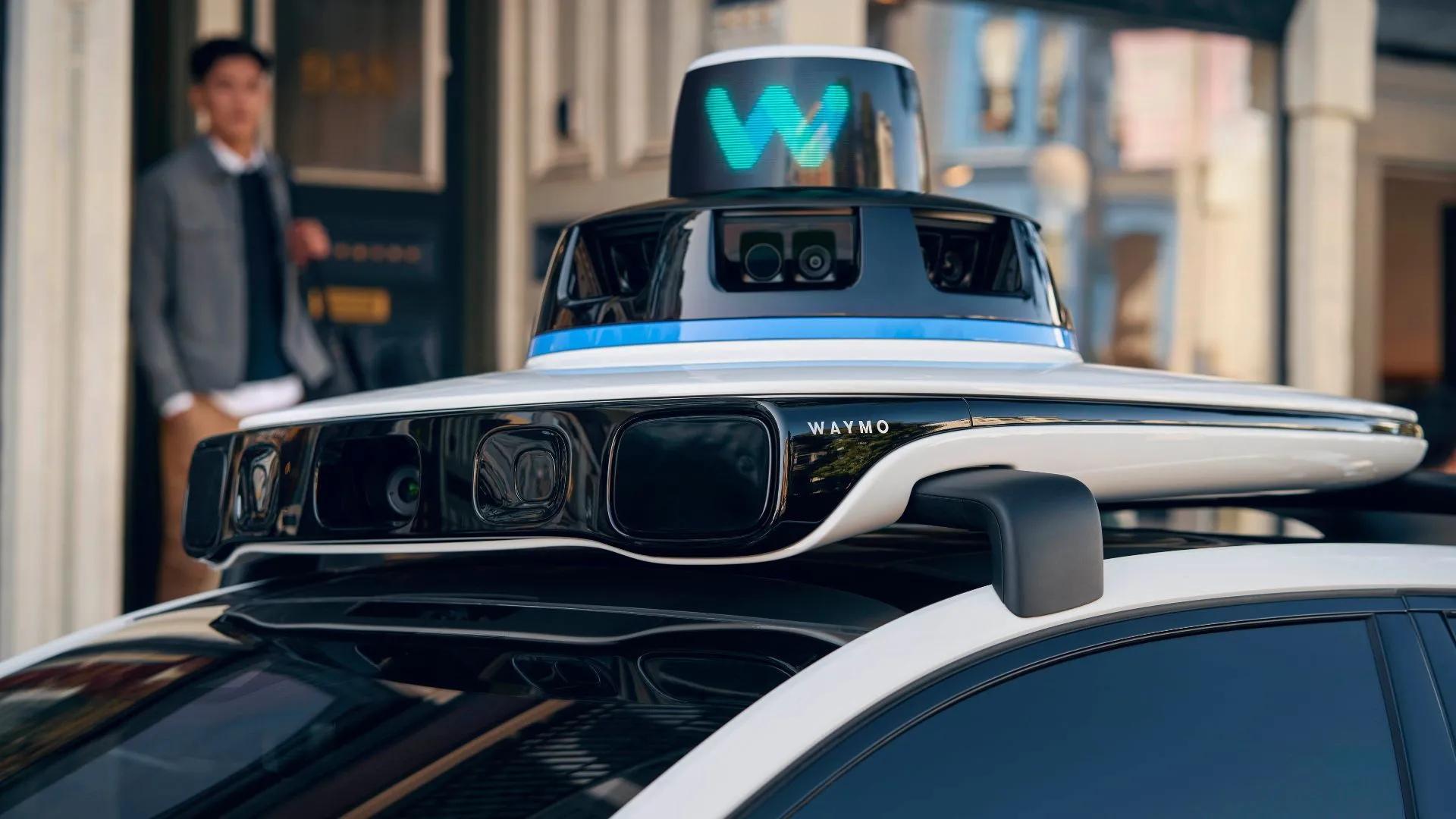 Xe taxi tự lái Waymo Jaguar I-Pace với cảm biến và camera, minh họa vấn đề vi phạm đỗ xe tại San Francisco